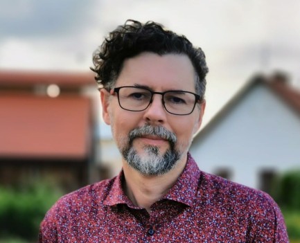 Írók, olvasók, internet – Szénási Miklós írása